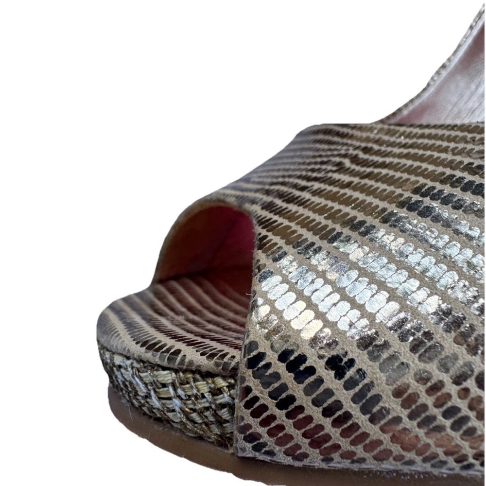 Lilly Pulitzer Metallic Gold wedge heels. Peep toe. Womens size 5 NWOT